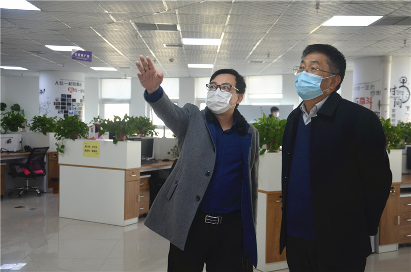 中共安陽市委統(tǒng)戰(zhàn)部副部長、市工商聯(lián)黨組書記郭洪俠一行調(diào)研安陽青峰防疫工作和復(fù)工復(fù)產(chǎn)情況